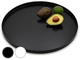 SCHLICHTES DESIGN: Das Dekotablett hat einen Durchmesser von 40 cm und ist 2 cm hoch. Der skandinavische Look entsteht durch unsere präzise Umformtechnik und einer hochwertigen Pulverbeschichtung in Schwarz matt.