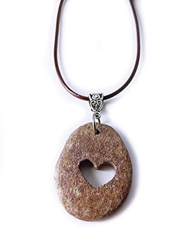Pingente com pedra perfurada com um coração, presente dia dos namorados, amor, amor, lohas, amuleto, dia dos namorados, Sant Jordi, estilo boho chic, mediterrâneo