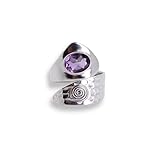 Individuelles Design: Der offene Ring kombiniert eine glatte polierte Seite mit einer strukturierten Spiralmuster-Seite – stilvoll und einzigartig.