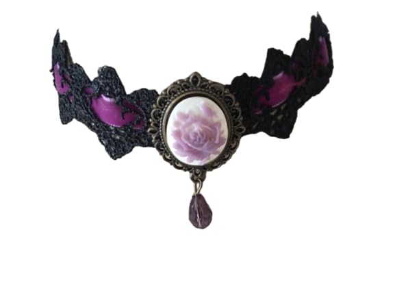 Choker dentelle noire et camée pour sublimer une tenue de soirée gothique