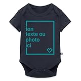 Idée cadeau bébé parfaire : Ce body bébé allie confort, qualité et praticité. Un cadeau bébé idéal pour une naissance, une baby shower ou simplement pour faire plaisir à de jeunes parents. Résistant (200 g/m²) et agréable, il accompagnera bébé dans toutes ses aventures.