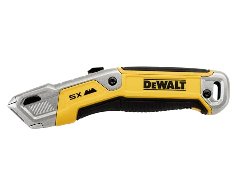 DeWALT Couteau utilitaire rétractable en alliage de métal moulé avec poignée ergonomique comprenant un compartiment étanche pour cinq lames supplémentaires. Il y a également un trou pour cordon