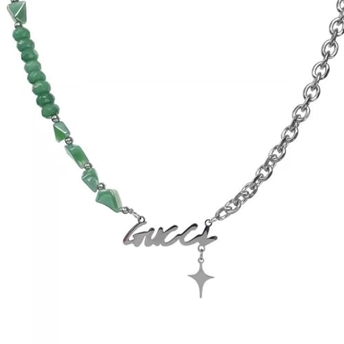 Collier croix pierres vertes parfait pour une fête de mascarade