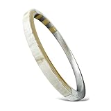 Chaque bracelet raconte une histoire unique grâce à ses nuances naturelles et à son grain organique, offrant à celui qui le porte une pièce authentique et empreinte de caractère.