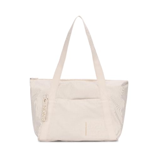 Realizzata in Mitrix, materiale storico Mandarina Duck che si caratterizza per resistenza, versatilità ed effetto cangiante, questa shopper è ripiegabile dopo l'utilizzo per poter essere riposta risparmiando spazio grazie ad un comodo nastro con bottone che può essere nasconto nella tasca frontale durante l'utilizzo della borsa.