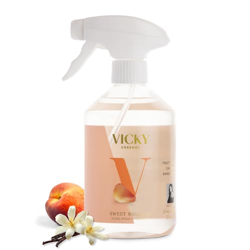 VICKY ESSENCE HOME SPRAY Ambientador de Hogar Sweet Bouquet – Perfumado con Notas Frutales, Caramelo y Sándalo – Aroma Dulce y Alegre – 500 ml