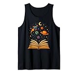 Regalo perfecto para niños curiosos que aman el espacio, la ciencia y la lectura. Este divertido diseño cuenta con un cohete, planetas y estrellas volando de un libro abierto, una galaxia de imaginación