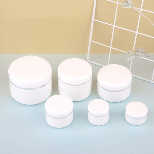 Récipient cosmétique au fini argenté pour soins raffinés