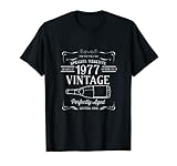 Ottieni questa elegante etichetta per bottiglie di vino vintage anni '70 con design perfettamente invecchiato per un collezionista di vino o un bevitore di vino nato nel 1977.