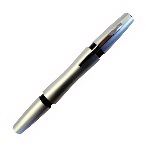 Stylo Ohto Rook noir et argent pour prendre des notes sur votre carnet de voyage