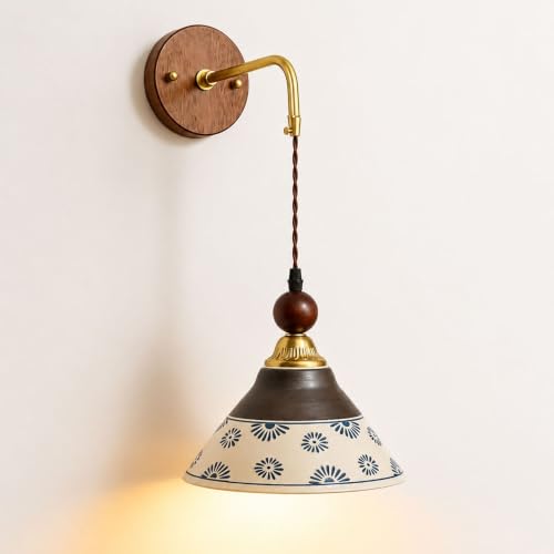 Aplique de pared Jadssox de porcelana azul y blanca, detalles en madera y latón antiguo