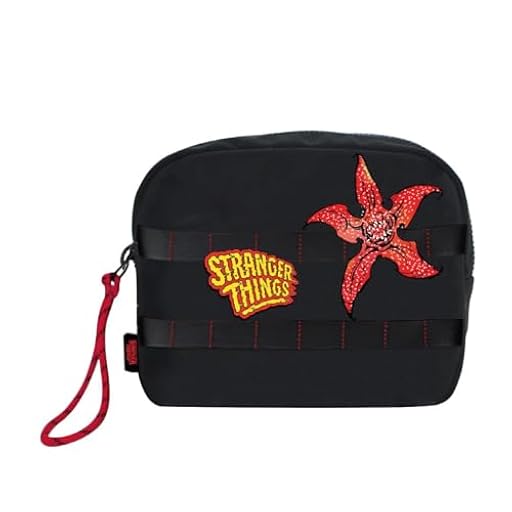 CERDÁ Life´S Little Moments Neceser de Viaje Stranger Things-Negro- Gran Capacidad de Almacenamiento - Cierre de Cremallera - Producto Original | Ya disponible en tu tienda friki favorita! En mundofriki.es!
