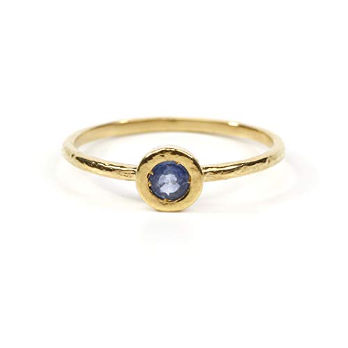 Bague en saphir bleu unique, le charme envoûtant d'un bijou artisanal en or et argent