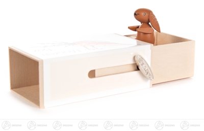 Caja de música artesanal de los Montes Metálicos alemanes con figuras de liebres y zanahoria