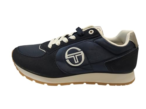 Il tallone (heel tab) è rifinito con un inserto blu navy che richiama il colore del logo, aggiungendo un tocco di dinamismo cromatico.