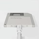 DESIGN RÉTRO FORMAT DISQUETTE : Boîtier au look unique inspiré des disquettes vintage, ultra-fin avec seulement 6,1 mm d'épaisseur et œillet intégré pour fixation sur porte-clé ou sac