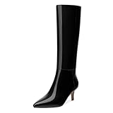 Spitz zulaufender Zehenbereich und Lackleder-Finish. Unsere kniehohen Stiefel für Damen bieten einen anspruchsvollen Look, der perfekt für modebewusste Menschen ist. Dieses Design verleiht nicht nur einen Hauch von Eleganz, sondern bietet auch eine etwas geräumigere Zehenbox für zusätzlichen Komfort. Diese Stiefel verfügen über ein hochglänzendes Lackleder-Obermaterial, das sowohl stilvoll als auch pflegeleicht ist.