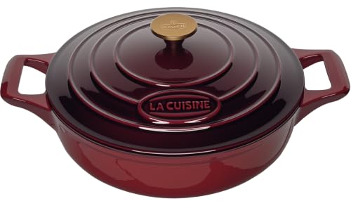 La Cuisine Sauteuse en fonte émaillée 28 cm de diamètre. Revêtement intérieur émaillé noir mat 3,5 L, canneberge, poignée du couvercle en acier...