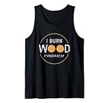 I Burn Wood Pyrography. Esta camisa muestra las imágenes de dos piezas de madera junto con una divertida cita.
