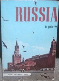Paperback Russia in pictures (Visual geography series) Book