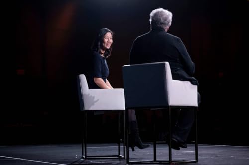 &lsquo;Could happen anywhere&rsquo;: Mayors gather in D.C. to discuss immigration enforcement in their cities Podcast Por  arte de portada