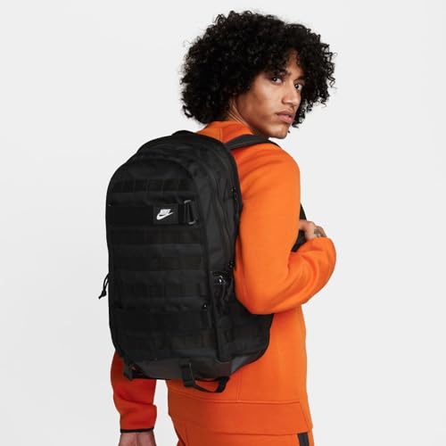 Nike、メンズ、スポーツウェアRPMバックパック(26L)。, ブラック/ブラック/ホワイト, One Size, スポーツウェア Rpm バックパック (26l)。