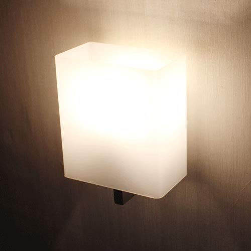 Libérez votre table de chevet grâce à cette lampe murale de lit multifonction