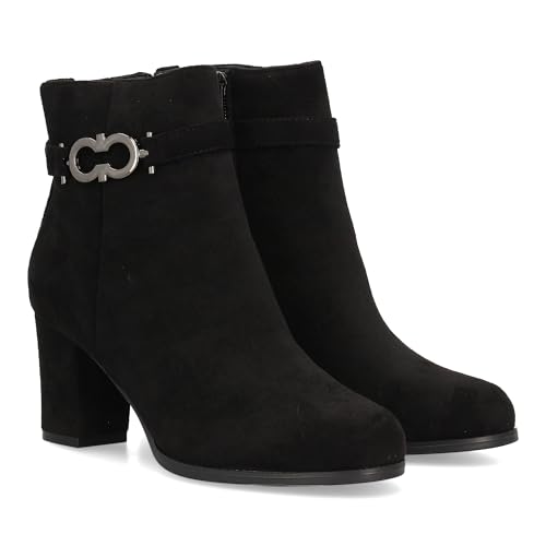 97771 Botin elegante de cana baja con acabado afelpado para mujer. Detalle metalico decorativo en el lateral. Tacon comodo y cierre de cremallera. Ideal temporada Otono Invierno. Negro Talla 41