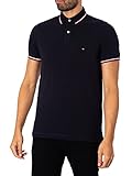 SCHLICHT & ELEGANT: Das moderne Shirt zeichnet sich durch seinen abgeschrägten Kragen, Bündchen und den besonders hohen Tragekomfort aus. Die Ziernähte an den drei Knöpfen sowie die dezente Flag auf der Brust machen den Look komplett.