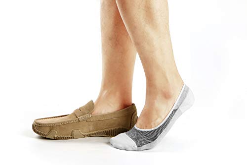 Calcetines invisibles Ueither en pies con zapatos marrones, evidenciando su bajo corte