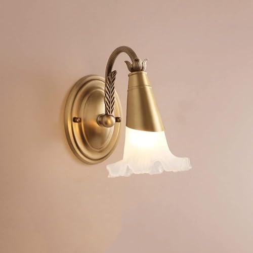 Luminaires vanité dorés au-dessus du miroir pour une salle de bain moderne