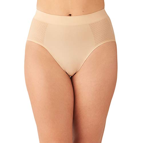 Slip gainant Wacoal sous une robe ajustée pour affiner la silhouette