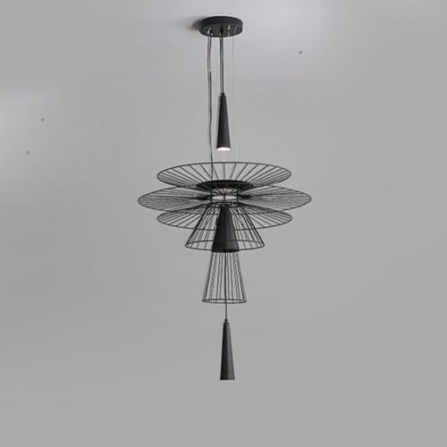 Lustre médiéval à LED en fer forgé ajouré pour illuminer un grand hall de restaurant
