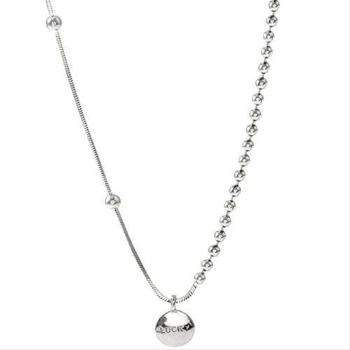 Collier ras de cou lettres porte-bonheur en perles pour femme