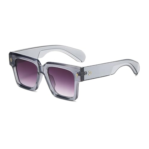 Lunettes de soleil carrées pour femme en terrasse et escapades urbaines au soleil