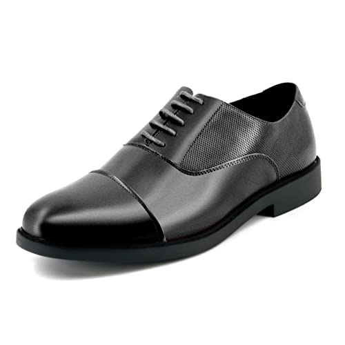 Le francesine sono un'alternativa raffinata alle classiche scarpe stringate. Caratterizzate dalla chiusura con lacci e dalla punta allungata, si distinguono per l'eleganza discreta che offrono all'outfit.