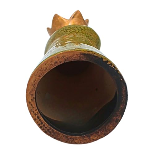 Keramik Zaunstecker, Zaunhocker, Zaunfigur, Gartenfigur, Gartendeko, Dekofigur Zaun, Figur für Gartenzaun als Froschkönig Zaunhocker Froschkönig aus Steingut in grün, L/B/H 8 x 8 x 18 cm.