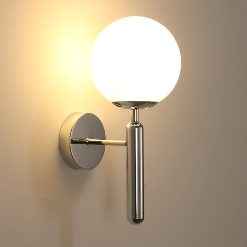 Applique Sfera Vetro: Questa applique E27 per interni è caratterizzata da un paralume sferico in vetro. Il paralume bianco abbinato a sorgenti luminose di diverse temperature di colore può creare atmosfere distinte. Il telaio e la base in metallo cromato presentano una finitura verniciata a spruzzo, che la rende adatta a diversi stili di interni