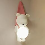 Matériaux de qualité : résine et verre. Cette applique murale pour chambre arbore un design moderne et épuré, avec un abat-jour sphérique en verre blanc et un corps de lampe en résine blanche en forme d'ours. Fixée au mur, elle apporte une touche d'originalité à votre pièce. Son abat-jour en verre à haute transmission lumineuse, sa source lumineuse intégrée protégeant les yeux et son éclairage doux créent une ambiance romantique.