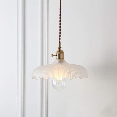 Chandelier verre et métal fin pour éclairer une pièce sombre avec élégance