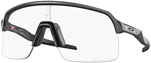 Oakley OO9463 - Paquete de gafas de sol OO 9463 SUTRO LITE 946345, carbono mate y correa azul pequeña, kit de accesorios, Carbón mate, 39/139/138