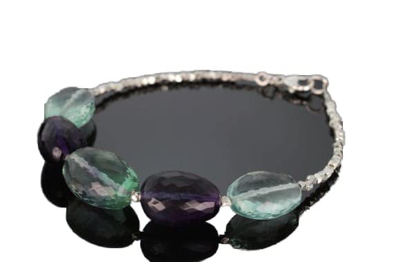 Gems de fluorite ovale taillée à facettes et fermoir argenté d'une finition remarquable