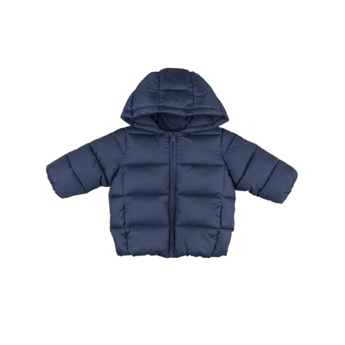 ALLA MODA: Casual piumino con cappuccio da bambino. Il capo si sviluppa in total blu con tasche a taglio trasversale