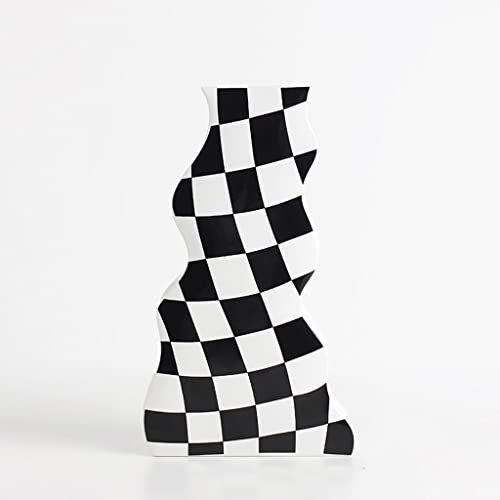 Vase en céramique courbe pour raviver un salon terne avec un motif damier