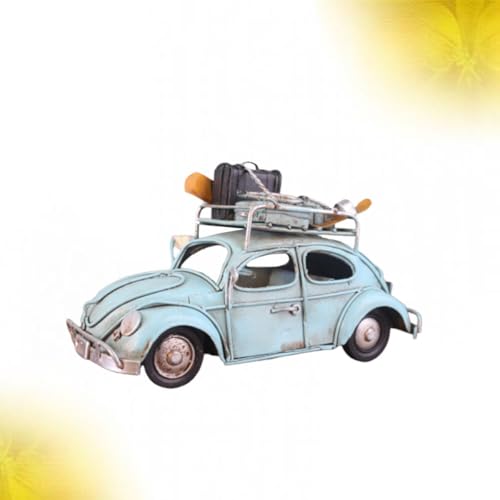Voiture vintage en fer bleu ciel comme accessoire décoration intérieure