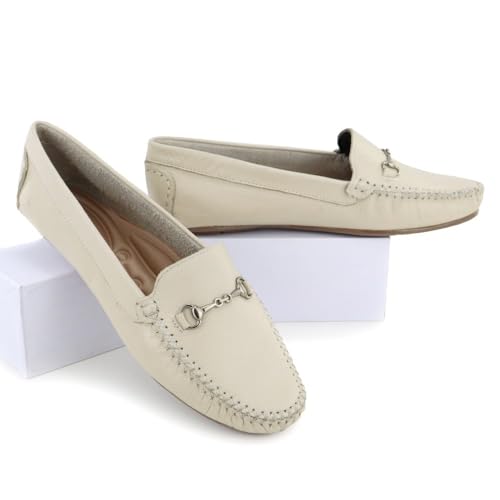 Mocassim Drive em Couro Detalhe Fivela Feminino (38, Off/White)