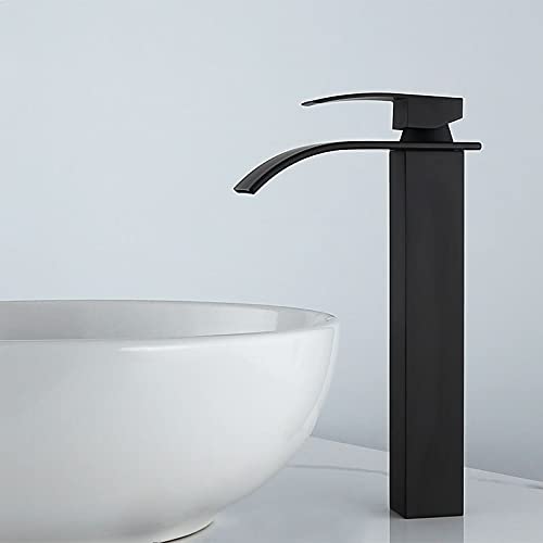 Robinet de lavabo cascade pour rénover une salle de bain moderne avec vasque haute
