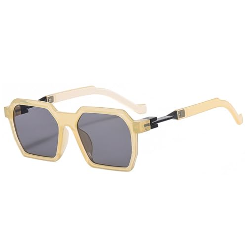 Lunettes de soleil polygonales au café en terrasse et pour l'été