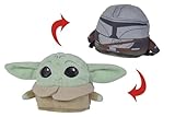 Peluche reversible: ¿Grogu o Mandaloriano? La decisión es tuya. Con un movimiento de muñeca, el simpático peluche es reversible y puede adoptar la apariencia de Grogu o del Guerrero del éxito de Disney "El Mandaloriano"