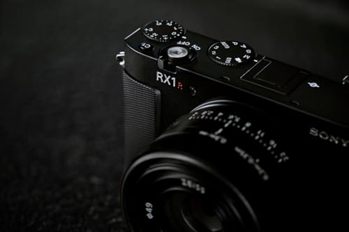 Sony RX1R III Full-Frame Premium Compact Camera Optimized with 61 MP CMOS Sensor, ZEISS® Sonnar T* 35mm F2 Lens, BIONZ XR™ Processor and AI-Based Subject Recognition